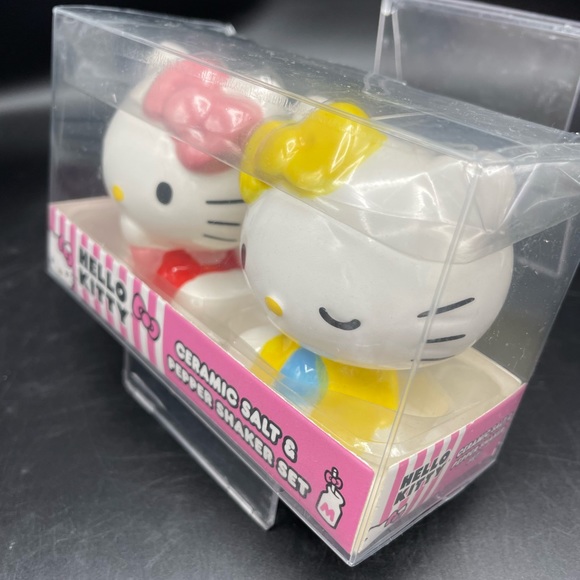 Holiday SALE 🎁 24HR DROP ⬇️ Hello Kitty Salt & Pepper Shakers - Picture 5 of 5